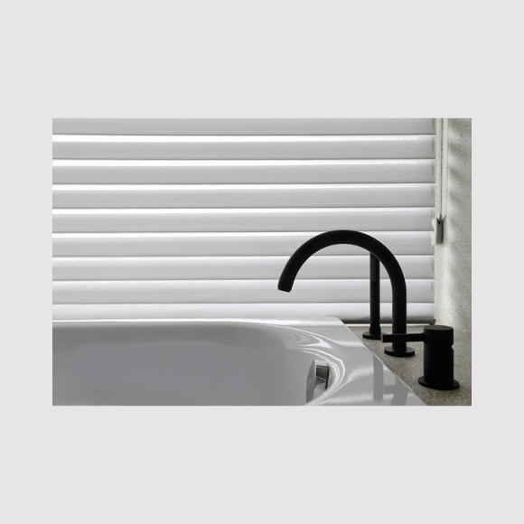 Badkameraccessoires: toiletborstel, zeeppomp, tandenborstelhouder en badmat