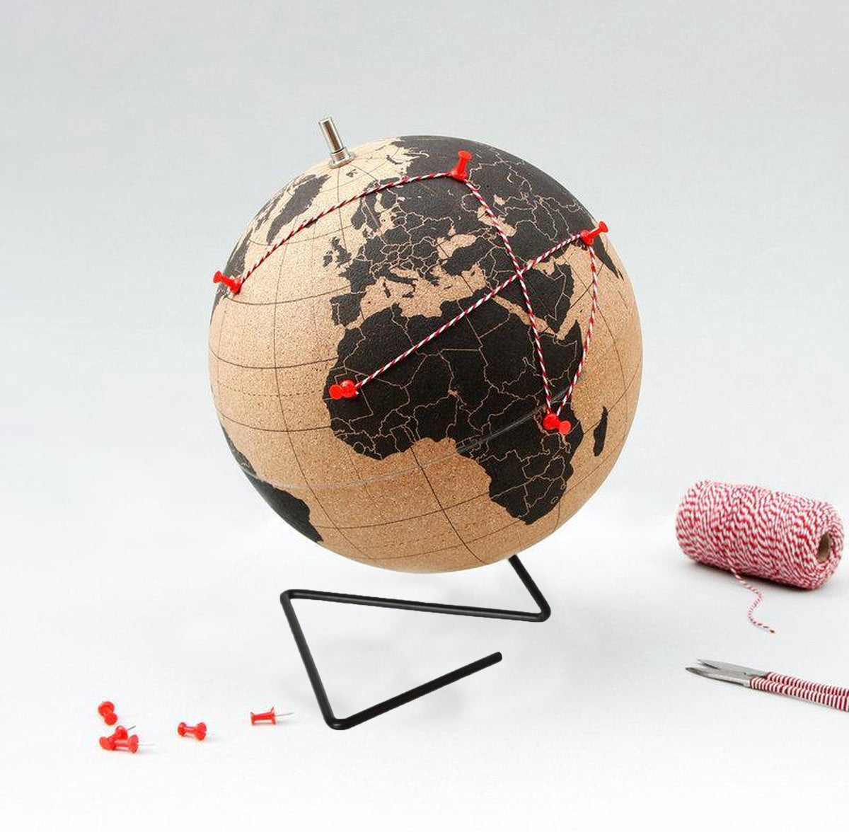 Wereldbol van kurk met metalen standaard - Diameter 15 cm - Kurkbol met gekleurde push-pins - Draaibare wereldbol Kurk - Educatieve wereldkaart - Duurzame roestvrijstalen basis Gemakkelijk draaien - Houd de reizen bij - Stijlvol decor