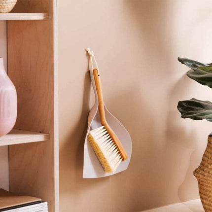 Luxe Set Stoffer en Blik Bamboe|veeggarnituur bamboe Duurzaam beige 37x25cm| Afwasborstel - keukenborstel - rond handvat 10xØ7cm 80gr|afwasborstel & zeepdispenser 25 cm wit 2-delig