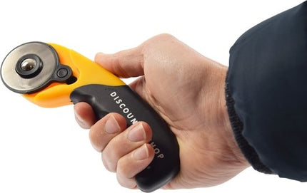 Rolmes met 3 stuks Reservemes Rolmes 45 Mm Staal – Stofschaar – Stof Snijder Roller – Rolmes 45 mm – Comfort – Rolmes stof – Naaien – Naaiset – Rolmes Voor Stof – Rolmessen – Snijmes – Met veiligheidssluiting - RVS