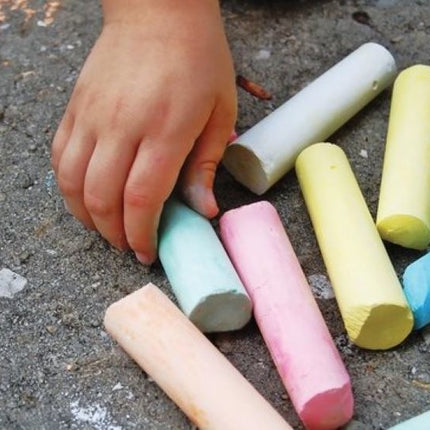 Stoepkrijt 24 stuks met 2 emmers- krijt gekleurd 24 stuks afmeting emmer 12 cm 11.5 diameter |vrolijk Kleuren | Buitenspelen | Artistiek speelgoed - Spelen op straat - Krijten | Pakket schoolkrijt | Kleurplezier |Topper!