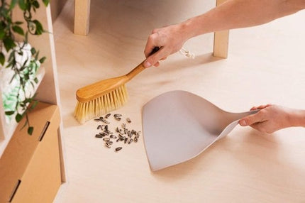 Luxe Set Stoffer en Blik Bamboe|veeggarnituur bamboe Duurzaam beige 37x25cm| Afwasborstel - keukenborstel - rond handvat 10xØ7cm 80gr|afwasborstel & zeepdispenser 25 cm wit 2-delig