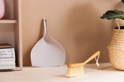 Luxe Set Stoffer en Blik Bamboe|veeggarnituur bamboe Duurzaam beige 37x25cm| Afwasborstel - keukenborstel - rond handvat 10xØ7cm 80gr|afwasborstel & zeepdispenser 25 cm wit 2-delig