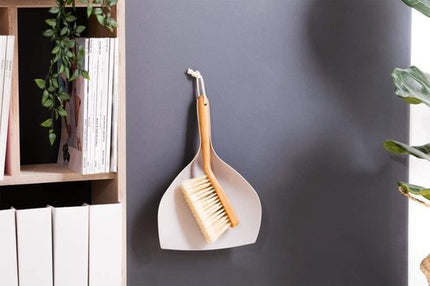 Luxe Set Stoffer en Blik Bamboe|veeggarnituur bamboe Duurzaam beige 37x25cm| Afwasborstel - keukenborstel - rond handvat 10xØ7cm 80gr|afwasborstel & zeepdispenser 25 cm wit 2-delig