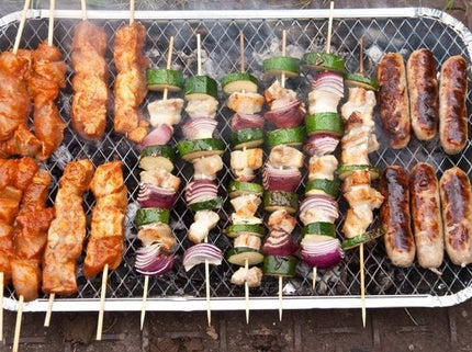 2 Stuks |Instant Picnic wegwerp BBQ| voor 8 personen | Wegwerp - Buiten barbecue - Tafel - Rooster - Balkon - Picknick - Barbecue accessoires |wegwerpbarbecue |Grill - Barbecue kopen - Barbecuen - Barbecue saus-1200g