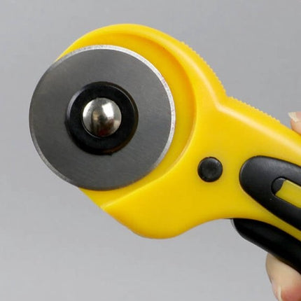 Rolmes met 3 stuks Reservemes Rolmes 45 Mm Staal – Stofschaar – Stof Snijder Roller – Rolmes 45 mm – Comfort – Rolmes stof – Naaien – Naaiset – Rolmes Voor Stof – Rolmessen – Snijmes – Met veiligheidssluiting - RVS