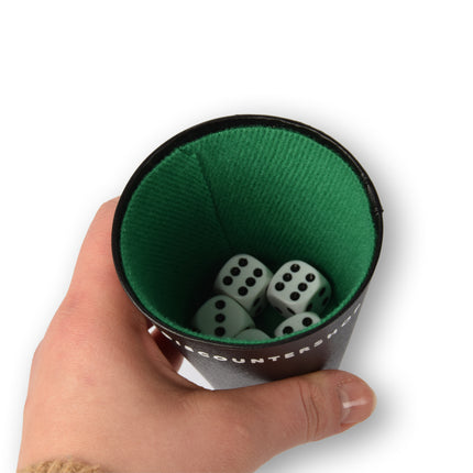 Dobbelspelset - 5 plastic game stenen met dobbelbeker - Gokstenen - met een enkelvoudig notitieboekje"