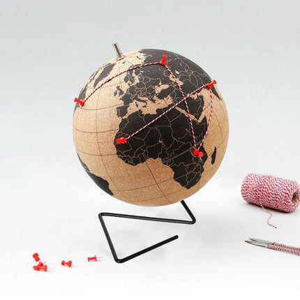 Wereldbol van kurk met metalen standaard - Diameter 15 cm - Kurkbol met gekleurde push-pins - Draaibare wereldbol Kurk - Educatieve wereldkaart - Duurzame roestvrijstalen basis Gemakkelijk draaien - Houd de reizen bij - Stijlvol decor